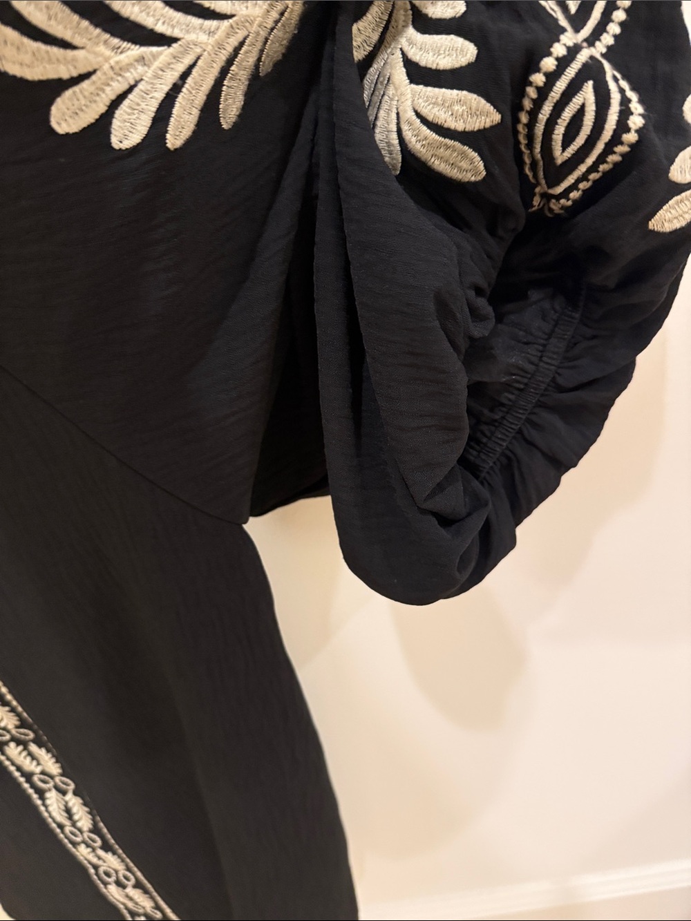 Boutique embroidered puff sleeve top - Picture 6 of 7